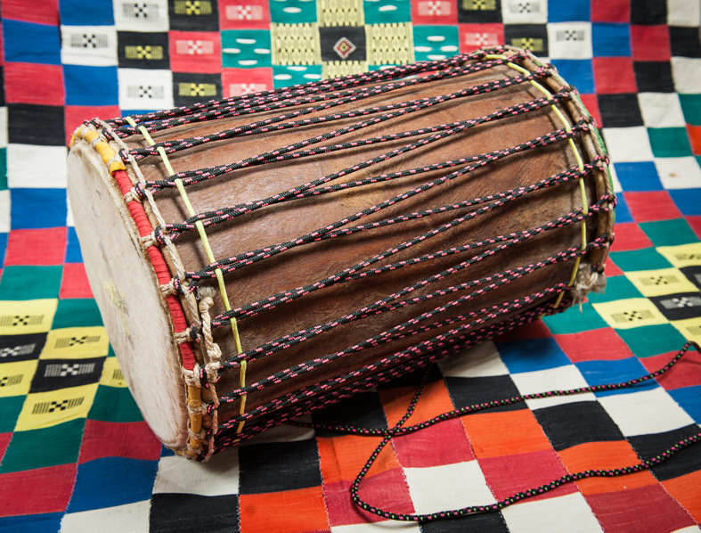 Un Doumdoum tambour cylindrique Mandingue (Afrique de l’ouest)